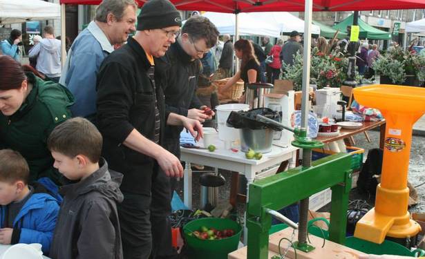 Huntly Page - Apple pressing at the Farmers Market