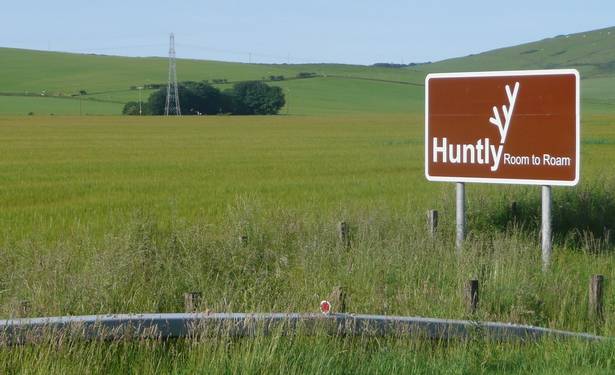 HuntlyPage - Room to Roam sign